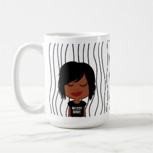 Mug Mignonne Femme Qui Soupçonne A Frappé De La Mug. C