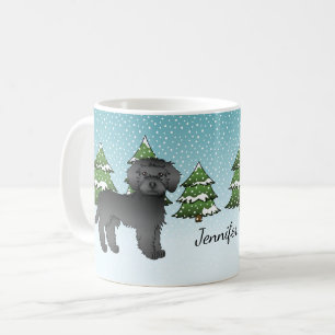 Mug Mini Goldendoodle noir dans une forêt hivernale