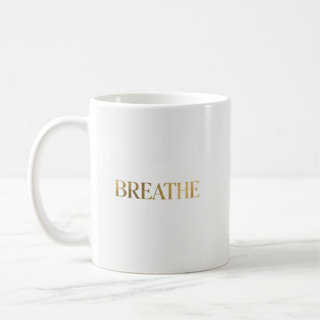 Mug Minimalist typography with gold word breathe (Gauche)