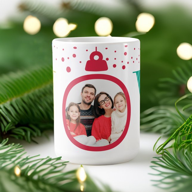 Mug Moderne brillant "Joy" Ornement Rouge | Photo de v (Modern Bright "Joy" Red Ornament | Holiday Photo Coffee Mug)