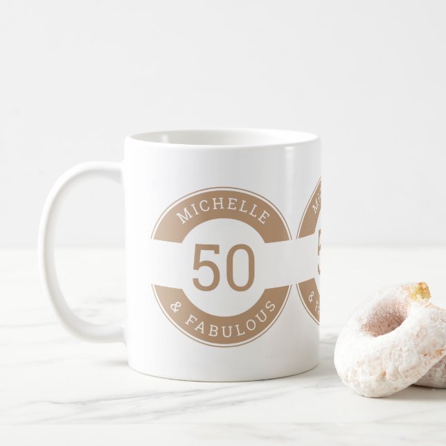 Mug Moderne Brown 50 et fabuleux Anniversaire Nom de f (Avec donut)