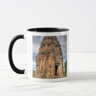 Mug Moine bouddhiste debout à la porte du temple