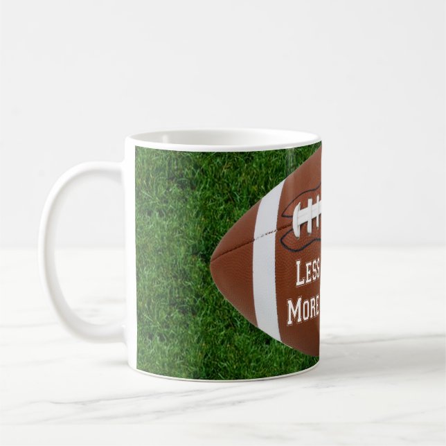 Mug Moins De Travail, Plus De Conception De Football C (Gauche)