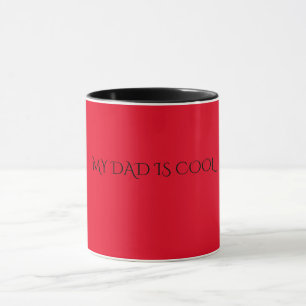 Mug MON PÈRE EST COOL, rouge/noir, deux tongs.