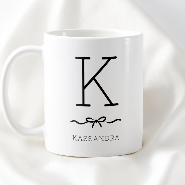 Mug Monogramme à l'arc en typographie minimaliste noir (Black and White Minimalist Typography Bow Monogram Coffee Mug)