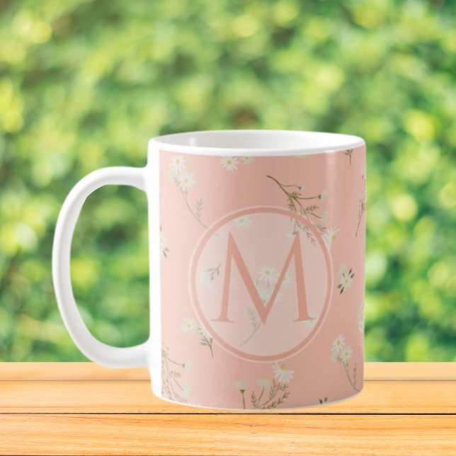 Mug Monogramme blanc Fleur marguerite motif floral (Close up, On the table)
