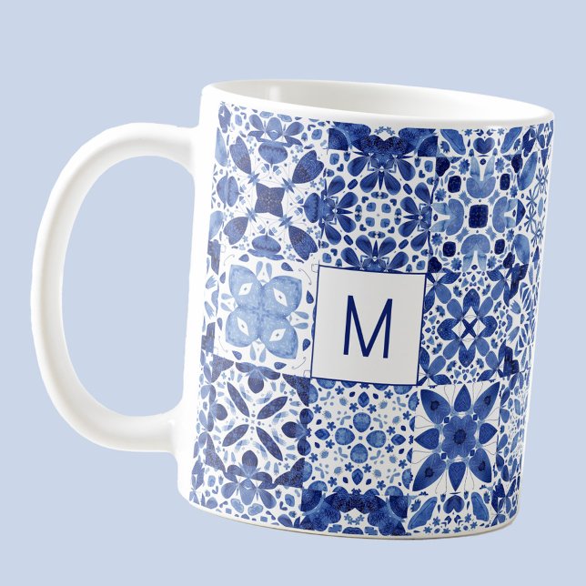 Mug Monogramme Carreaux Bleus Bleu Méditerranéen Aquar (Modern Mediterranean tile watercolor blue and white pattern personalized monogram initial coffee mug)