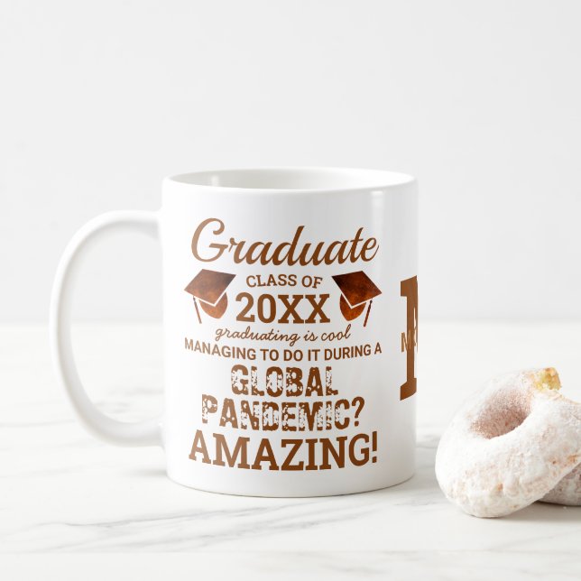 Mug Monogramme de cuivre diplômé Pandemic Global Funny (Avec donut)