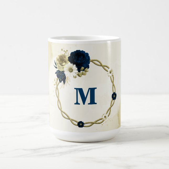 Mug monogramme de fleurs d'ivoire bleu marine (Centre)