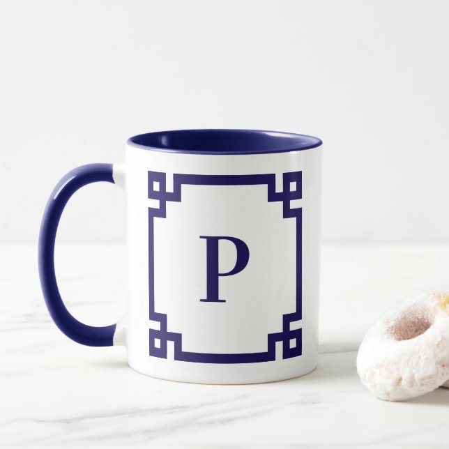 Mug Monogramme de la bordure de clé grecque bleu foncé (Avec donut)