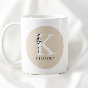 Mug Monogramme Élégant Initial Brun Féminin Ruban
