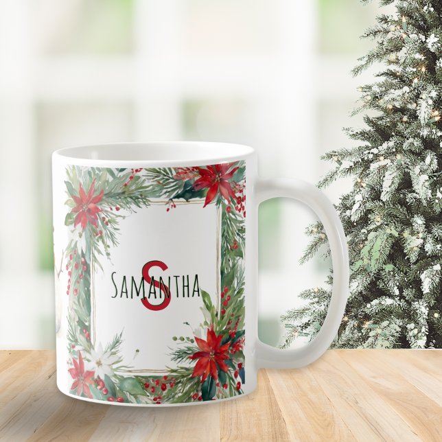 Mug Monogramme Élégant Noël Botaniques d'hiver (A Christmas mug with monogram and elegant red and green winter botanicals)