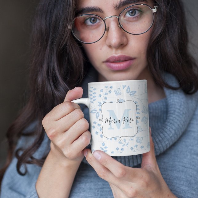 Mug Monogramme floral bleu personnalisé (Blue floral simple monogram coffee mug.)