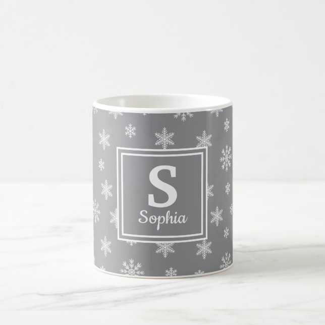Mug Monogramme gris des flocons blancs de Noël (Centre)