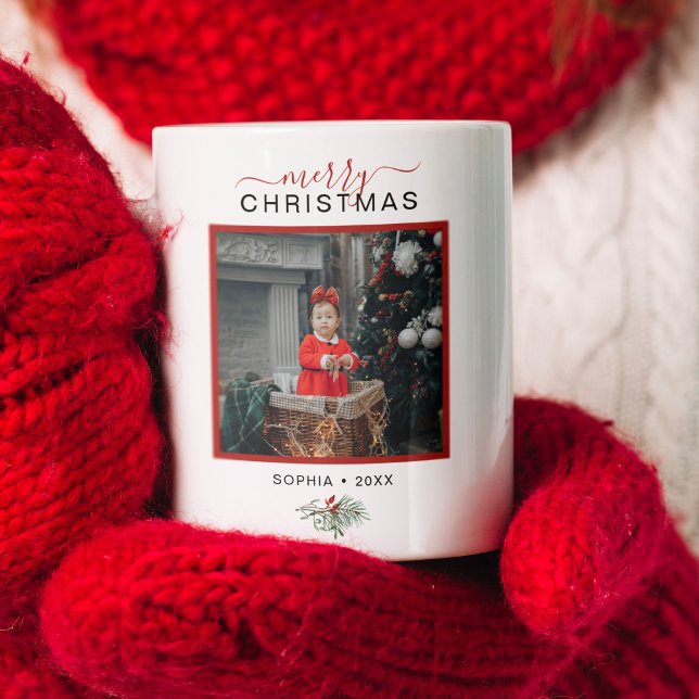 Mug Monogramme Joyeux Noël Aquarelle Holly Photo (Modern typography Merry Christmas customizable photo mug with a little watercolor holly branch.)