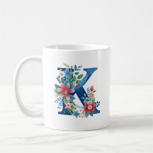Mug Monogramme K avec motif floral décoratif