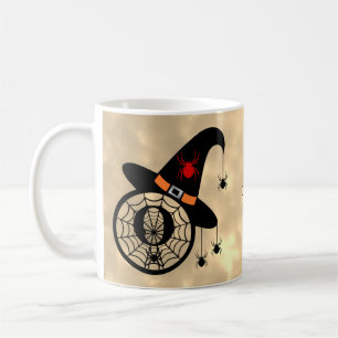 Mug Monogramme O Halloween Sky Witch Nom des araignées