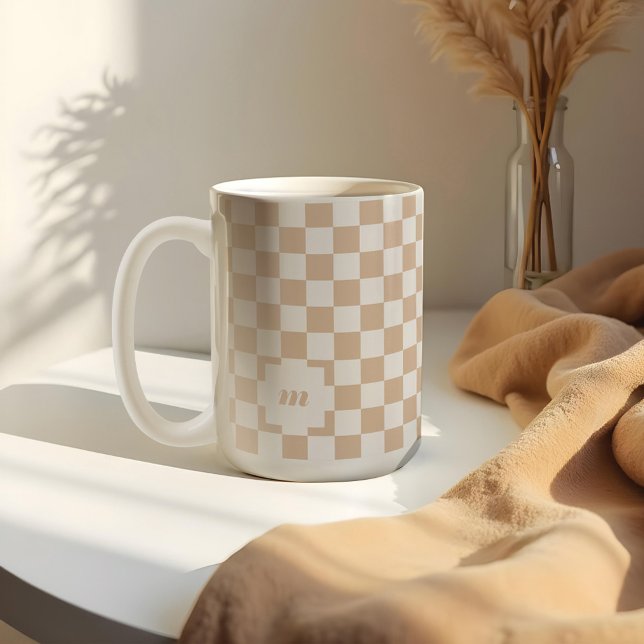 Mug Monogramme Retro Moderne À damiers Motif Personnal (Retro Tan Beige Chequered Pattern Custom Monogram Coffee Mug)
