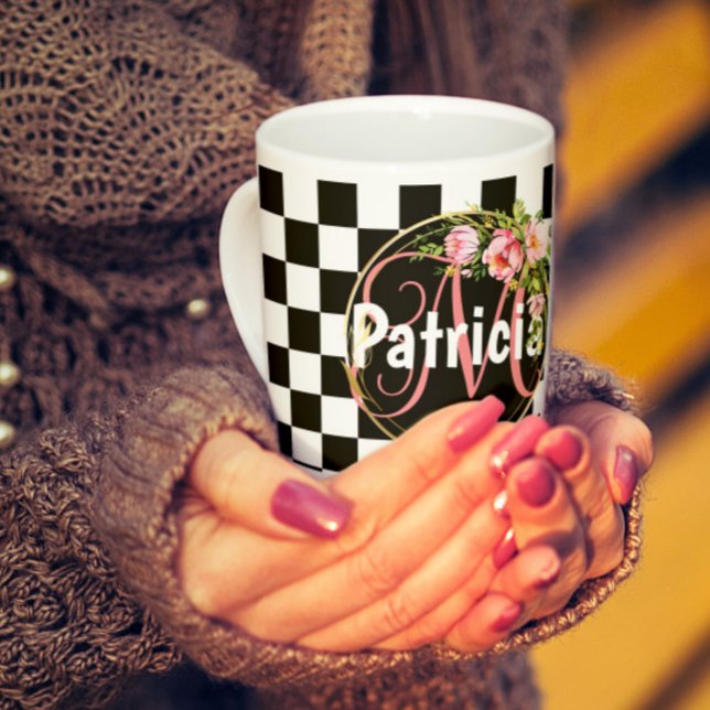 Mug monogramme rose floral noir et blanc en damier (Créateur téléchargé)