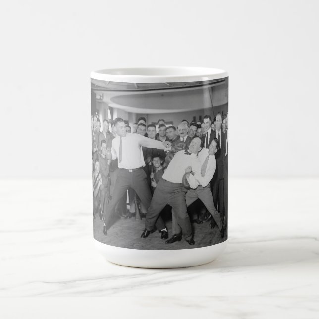Mug Moquerie de Jack Dempsey luttant contre Harry (Centre)