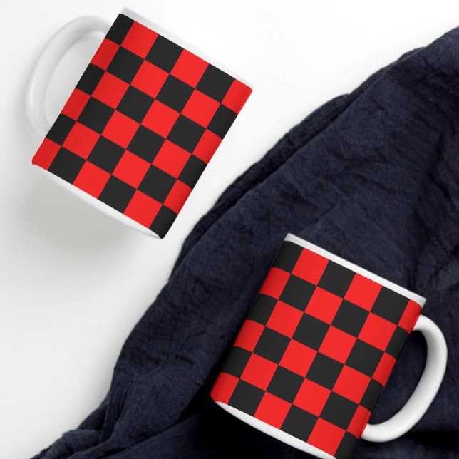 Mug Motif À damiers rouge et noir (A fun red and black checkered mug)