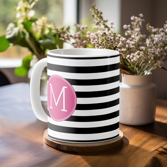 Mug Motif à rayures noir et blanc Monogramme rose chau (Mug template with a place for custom text)