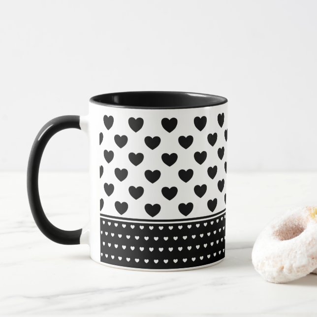 Mug Motif de Coeurs Noir Et Blanc Élégant (Avec donut)