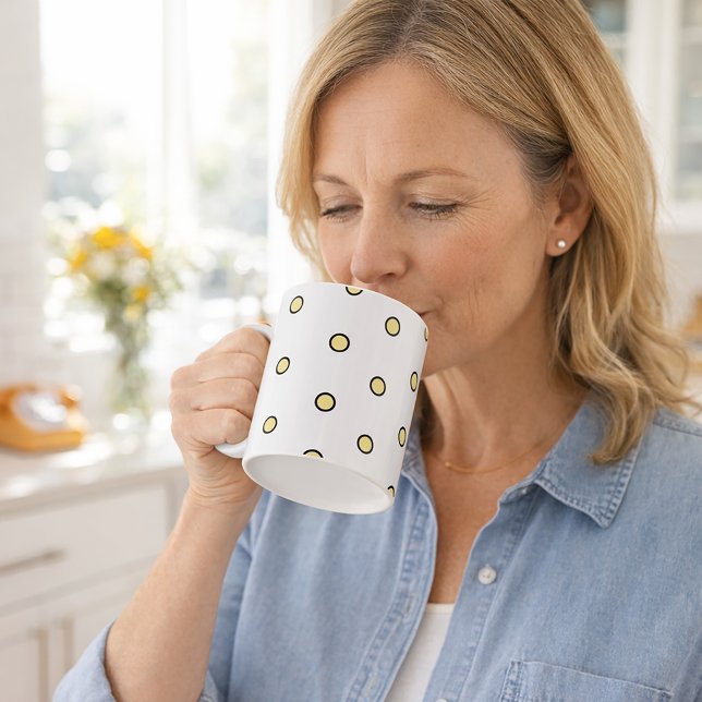 Mug Motif géométrique moderne de cercle jaune à pois (A mug with a yellow circle pattern with a black outline.)