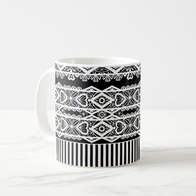 Mug Motif noir et blanc avec dentelle et patchwork (Devant gauche)