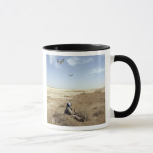 Mug Mouche d'Ospreys de MV-22B au-dessus d'hôpital