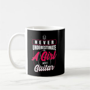 Mug N'ayez jamais sous-estimé une fille avec une guita