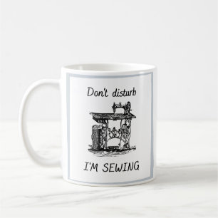 Mug Ne dérangez pas que je coudre la machine à coudre