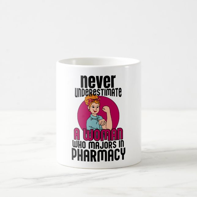 Mug Ne jamais sous-estimer la pharmacie des femmes (Centre)