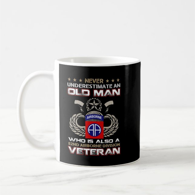 Mug Ne jamais sous-estimer un vieil homme 82e véhicule (Gauche)