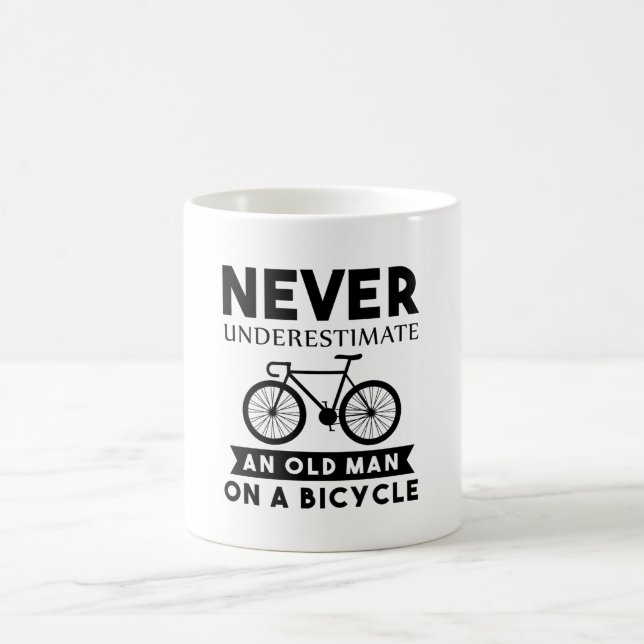 Mug Ne jamais sous-estimer un vieil homme à vélo (Centre)