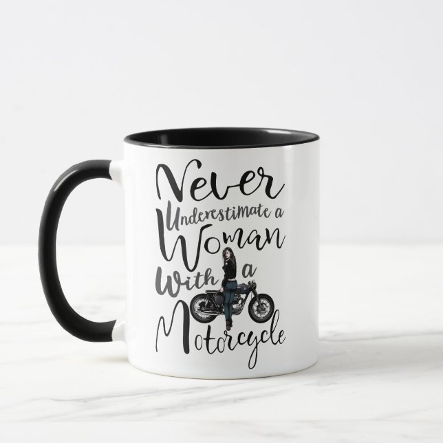 Mug Ne jamais sous-estimer une femme avec un cadeau de (Gauche)