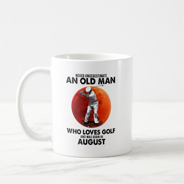 Mug Ne jamais sous-estimer Vieux Août Homme aime le go (Gauche)