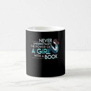 Mug Ne sous-estimez jamais les femmes de livre de