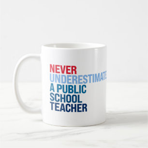 Mug Ne sous-estimez jamais un enseignant d'école publi