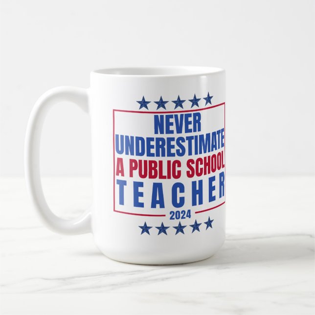 Mug Ne sous-estimez jamais un enseignant d'école publi (Gauche)