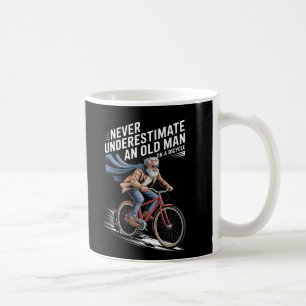 Mug Ne sous-estimez jamais un vieil homme à vélo