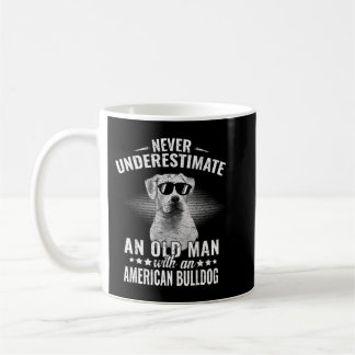 Mug Ne sous-estimez jamais un vieil homme au taureau a