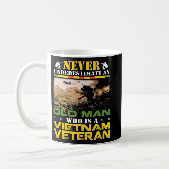 Mug Ne sous-estimez jamais un vieil homme Vietnam Vété (Gauche)