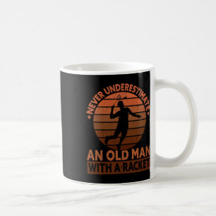 Mug Ne Sous-Estimez Jamais Un Vieux Homme Avec Un Raqu