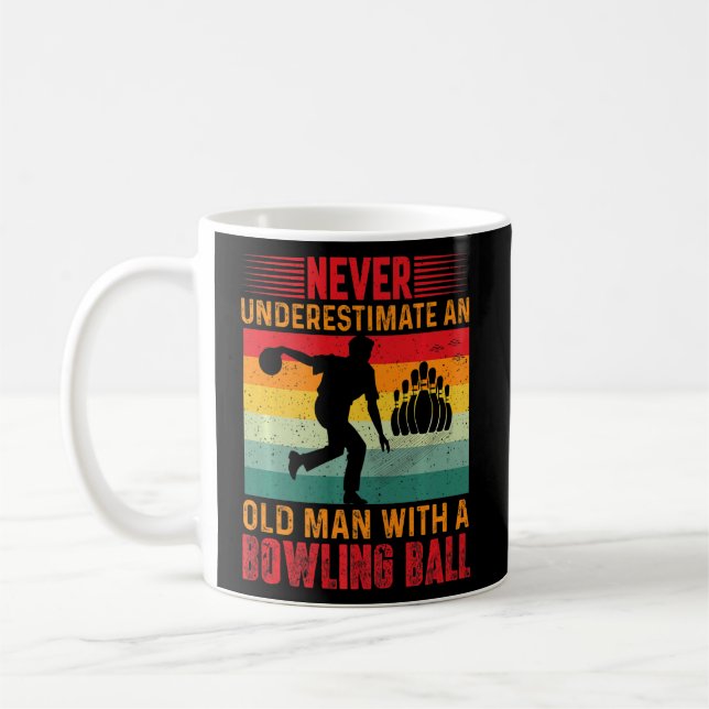 Mug Ne Sous-Estimez Jamais Un Vieux Homme Avec Une Bou (Gauche)