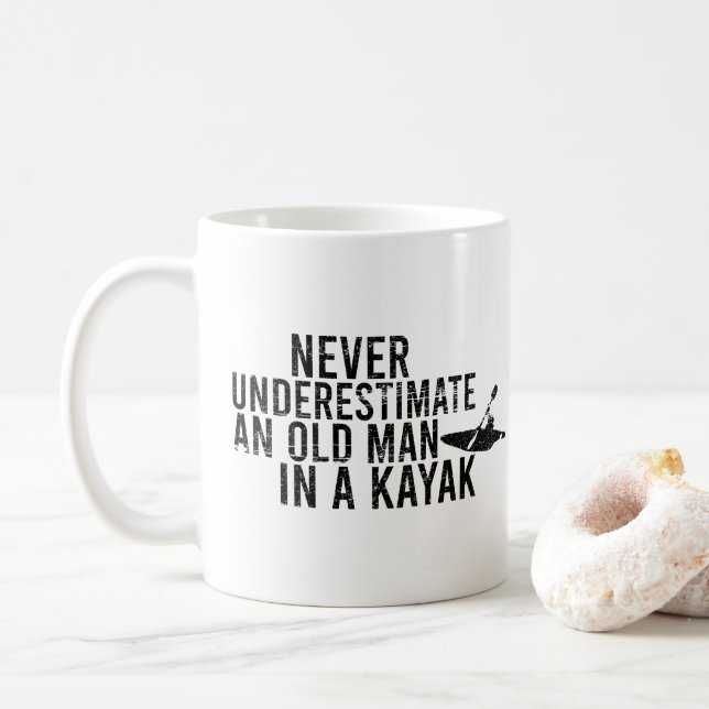 Mug Ne Sous-Estimez Jamais Un Vieux Homme Dans Un Kaya (Avec donut)