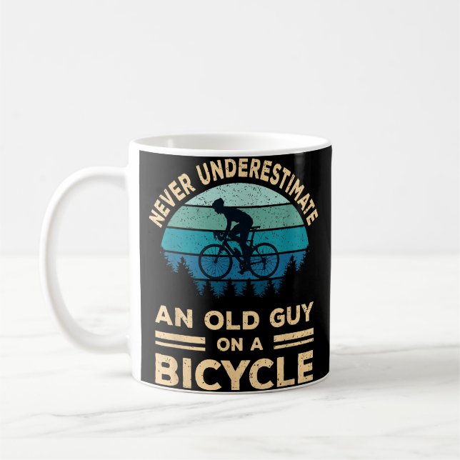 Mug Ne Sous-Estimez Jamais Un Vieux Type Sur Un Vélo D (Gauche)
