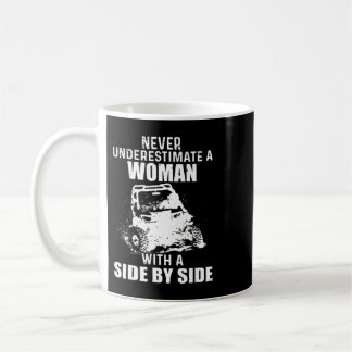 Mug Ne Sous-Estimez Jamais Une Femme Avec Côté Ne