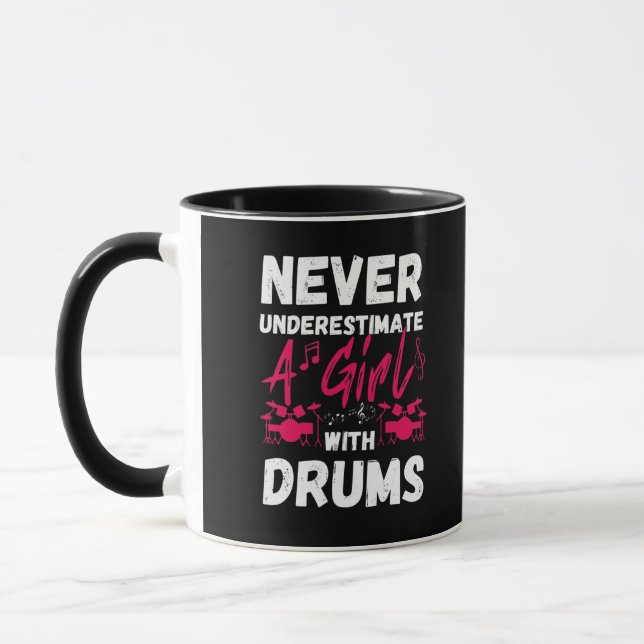 Mug Ne Sous-Estimez Jamais Une Fille Avec Des Tambours (Gauche)