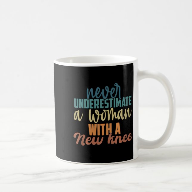 Mug Never Underestimate A Woman With A New Knee Replac (Droite)
